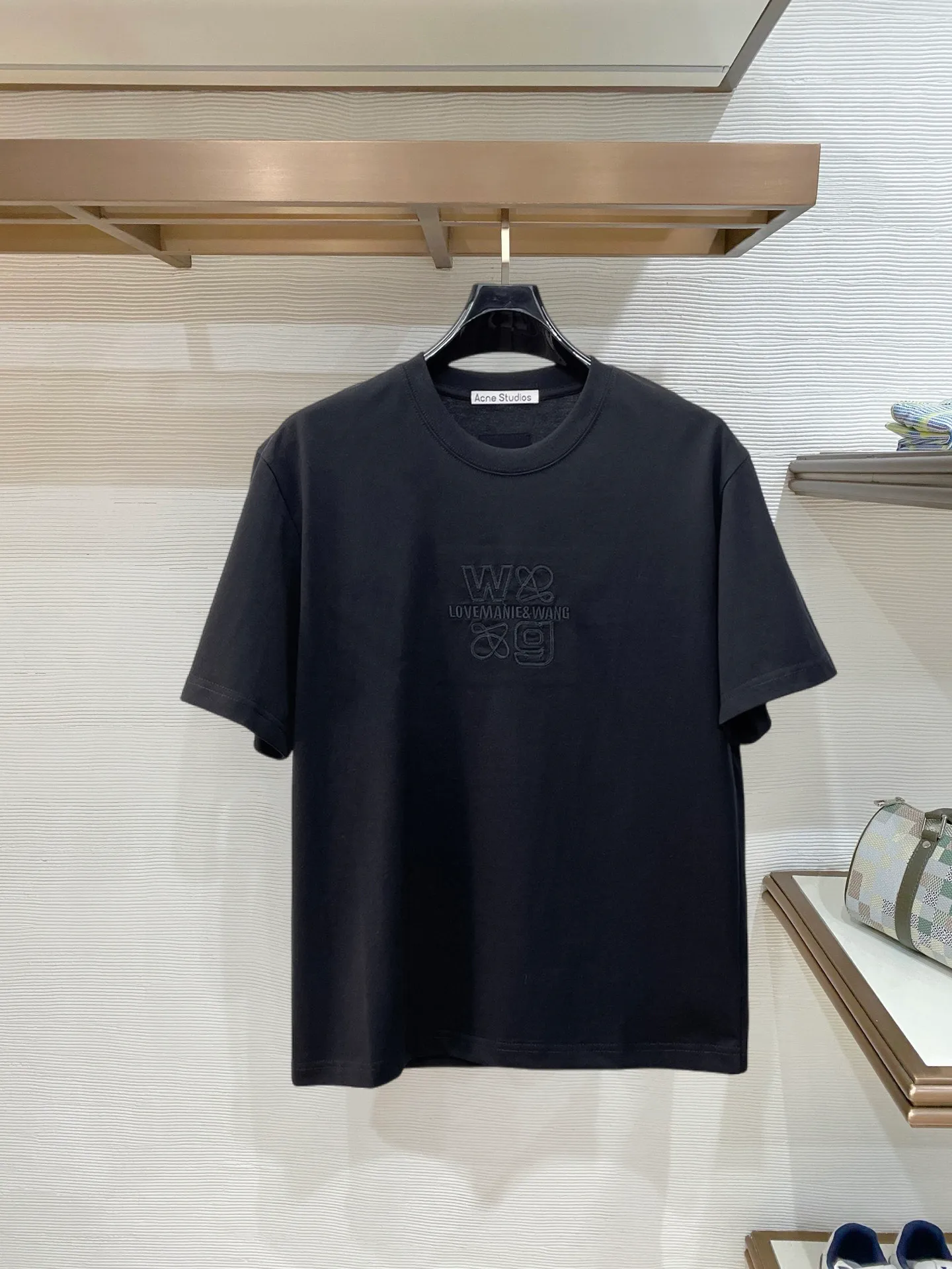 Balenciaga's high-end top-quality products 🐮2026 Spring and Summer New Arrival first counter, the latest New Arrival short-sleeved round neck T-shirt, Premium customized design, avant-garde and fashionable! Brand logo heavy craftsmanship design Premium customized 260g fabric. Soft to the touch. Comfortable to wear. Counter-level exquisite stitching. Fine workmanship. The upper body effect is incomparably handsome! A must-have item for men and women with the same style! Sizes: S~XXL When placing an order, please state your height and weight. The maximum wearing size is 210 pounds (one size larger)
